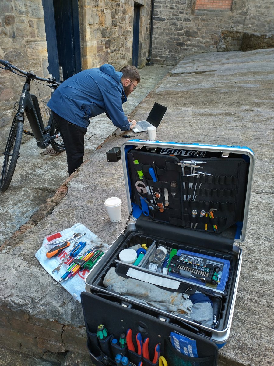 Servicing ebikes today at the University of Edinburgh. Tools and mechanics all arrived by bike, to a little yard, right in the heart of the Old Town. #powerofthebike #lezcompliant #parkwhereyouwant