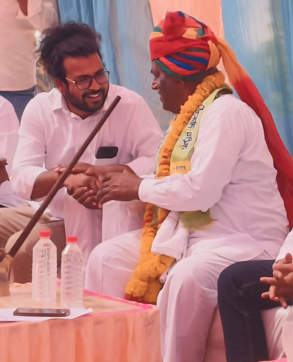 surendrak9462's tweet photo. संघर्ष के साथी,नीमकाथाना @RLPINDIAorg से विधायक प्रयाशी रहे बडे़ भाई श्री राजेश जी भाईडा व @Geegrajjorli ने भी अपना समर्थन पूरी टिम के साथ सीकर के राम श्री @comredamraram जी को दे दिया हैं आज कार्यकर्ता के साथ माला,साफा पहनाकर मान सम्मान के साथ  तन-मन-धन से साथ निभाने के दावे 1+ https://t.co/Sj7jtz5c5s
