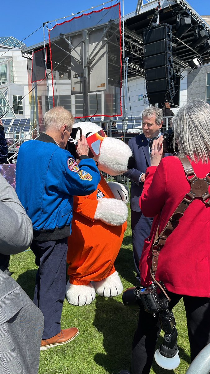 snoopy at the eclipse event is wild