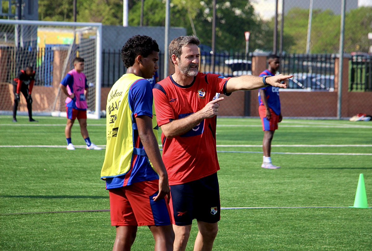 ¡LUNES SUB20 ✅!

Bajo la mirada del DT Jorge Dely Valdés, 
la selección #PanamáSub20 🇵🇦 cumplió este lunes con su primer entrenamiento del microciclo ⚽️. 

Presente en la práctica en el COS Sports Park estuvo el DT de #PanamáMayor🇵🇦 Thomas Christiansen.

#TodosSomosPanamá 💪🏾