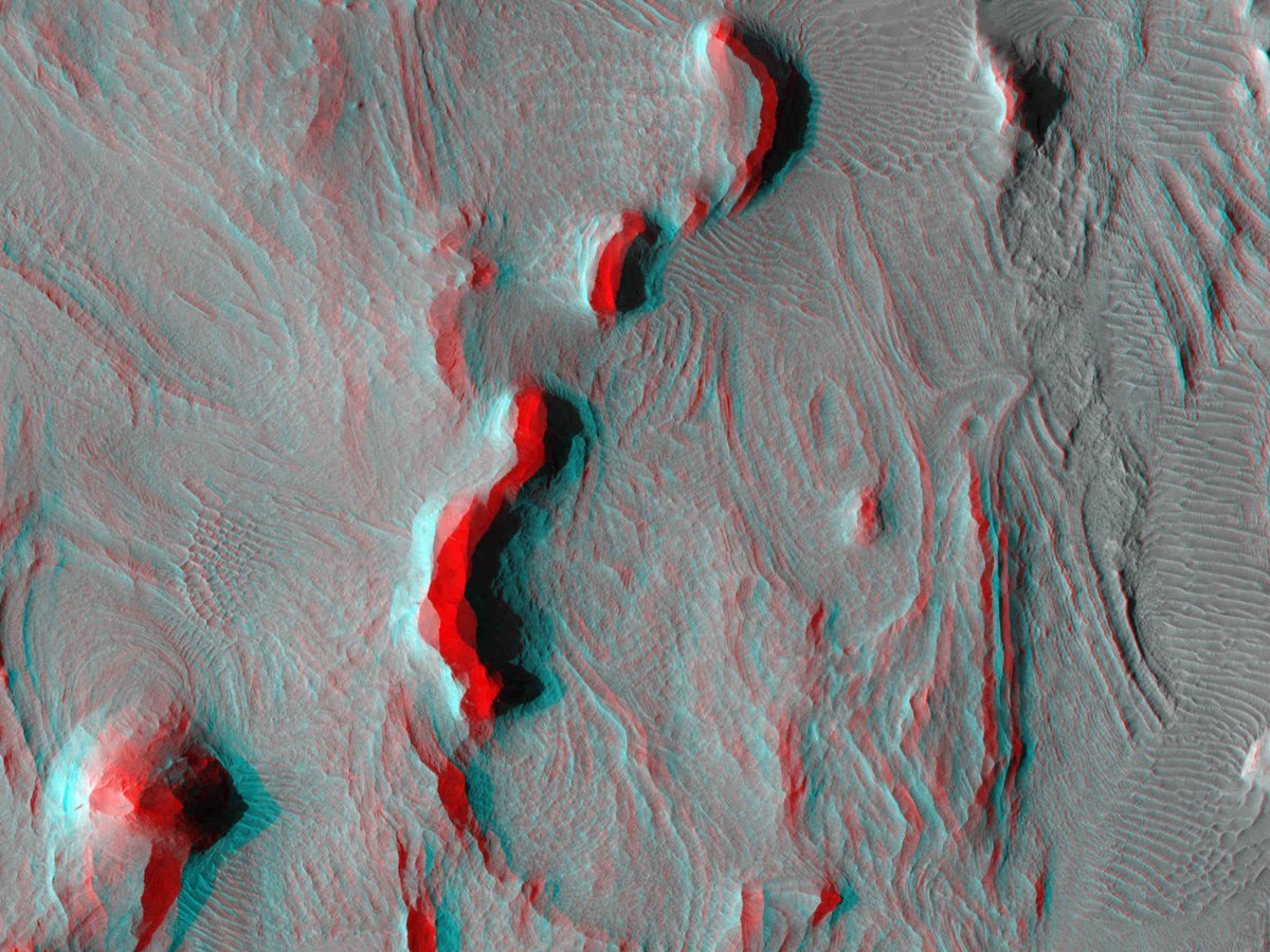 HiRISE 3D: Floor of East Candor Chasma This 3D image shows intricate folding and deformational structures within the layered deposits in east Candor Chasma. uahirise.org/anaglyph/ESP_0… NASA/JPL-Caltech/UArizona #Mars #science #3D