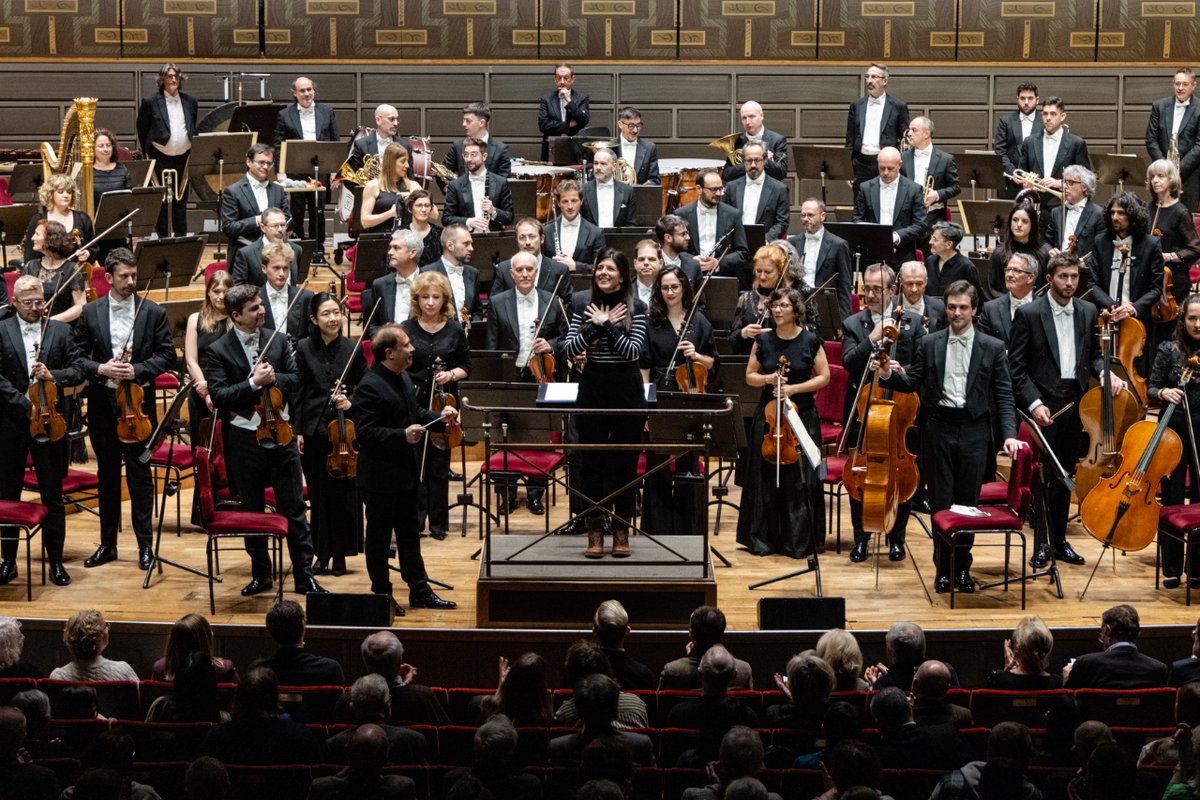 🎻 L'@OrquestraOBC, dirigida per @ludovicmorlot, ha finalitzat la seva primera gira europea després de la pandèmia. Tant el públic de l'@lbphilharmonie d’Hamburg i el Konserthuset d’Estocolm s’han rendit al repertori que incloïa obres de Ravel, @RaquelGTomas i Montsalvatge.