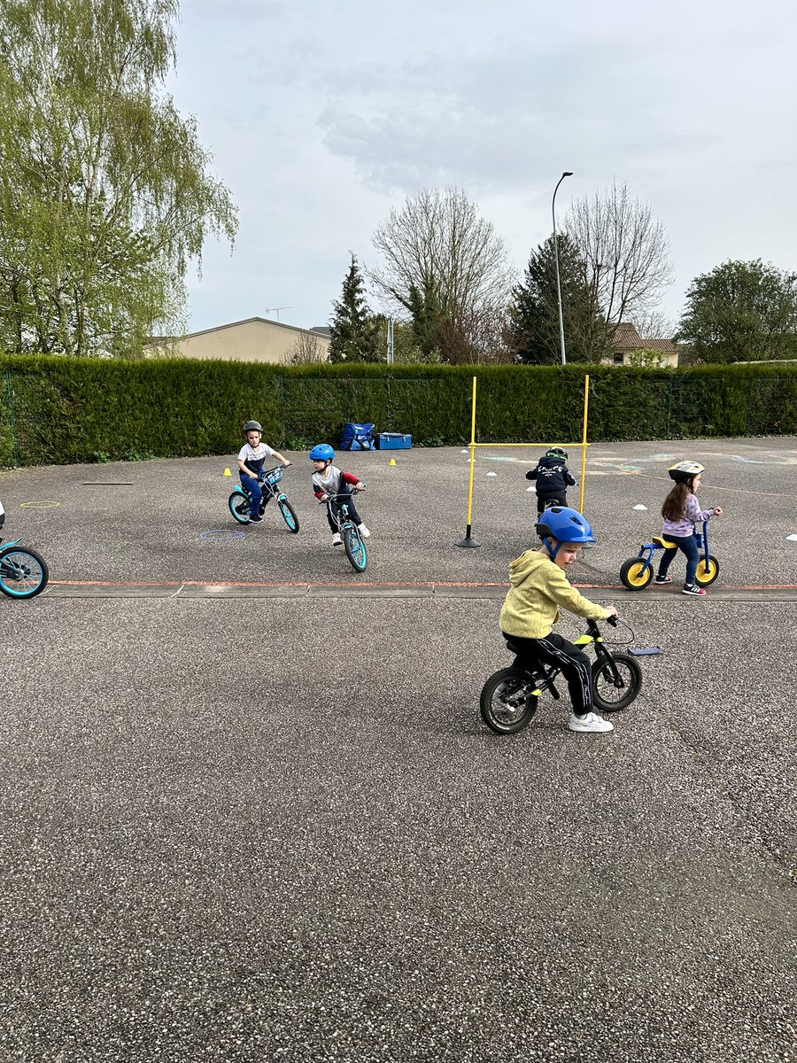 EcoleMaginot's tweet photo. Étape de la #Meuseavelo aujourd’hui. Maîtrise du vélo et respect des règles. Matin maternelle et après-midi cycle 2 : savoir rouler à vélo à l’école #SRAV @DSDEN55 @55Cpd @IenBar @usepnationale https://t.co/6kkR7iInIv