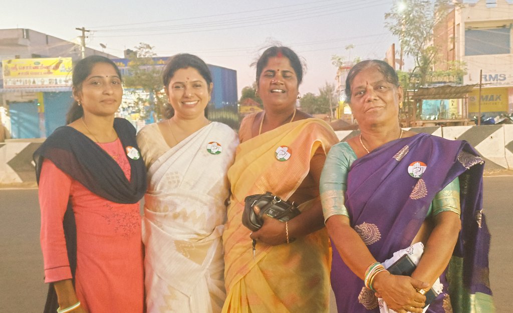 Srividhyaganap2's tweet image. Admist campaign in kalayarkoil with my mahila&apos;s
#Voteforhand 
#voteforkpc