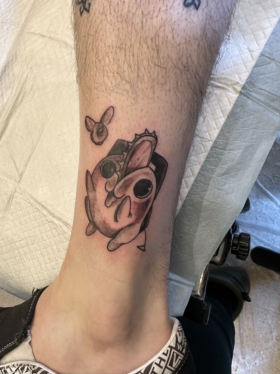 ProtoDexus's tweet photo. Oh yeah, got a little guy on my leg now https://t.co/JThsHfOrDJ