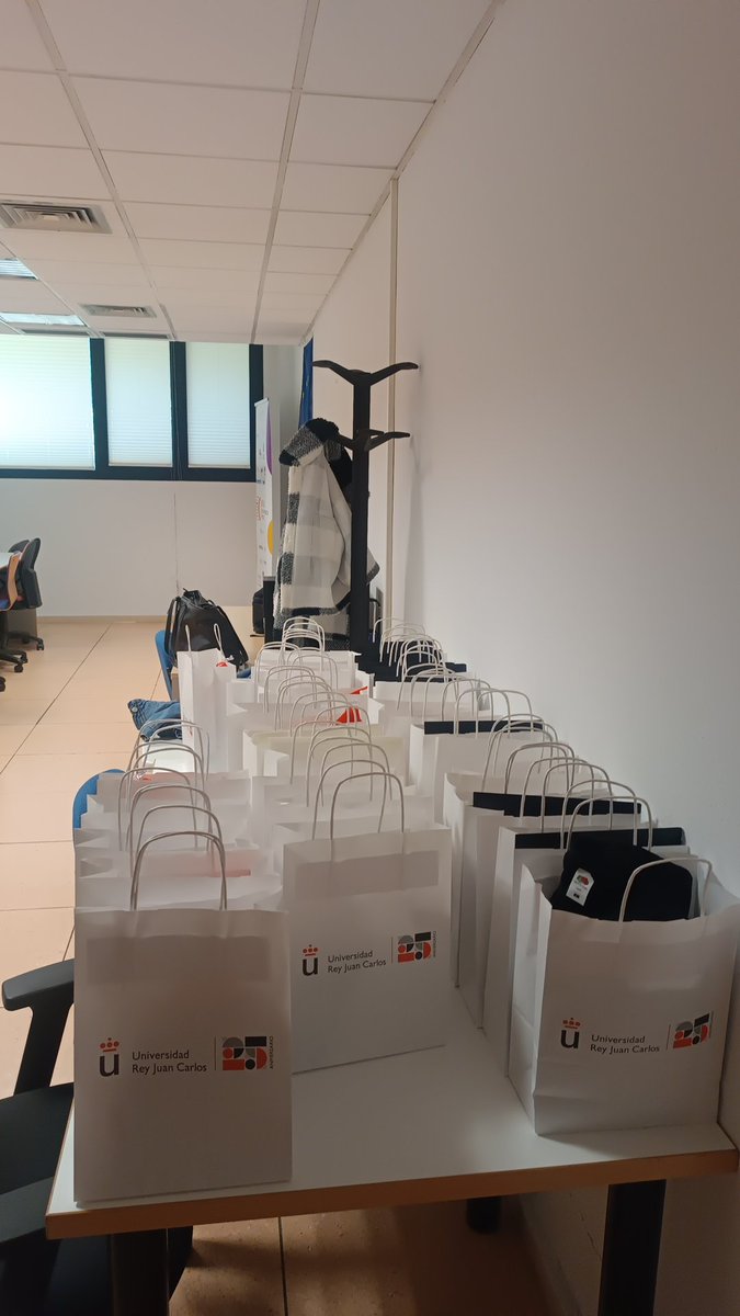 Hoy, los delegados de la ETSII han empezado a montar las bolsas de premios para el #CongresoRITSI 

Ya queda poco para el viernes, si no has cogido tu entrada, venga corre eventos.urjc.es/110240/detail/…

Nos vemos pronto!! <a href="/ritsi/">Asociación RITSI</a>