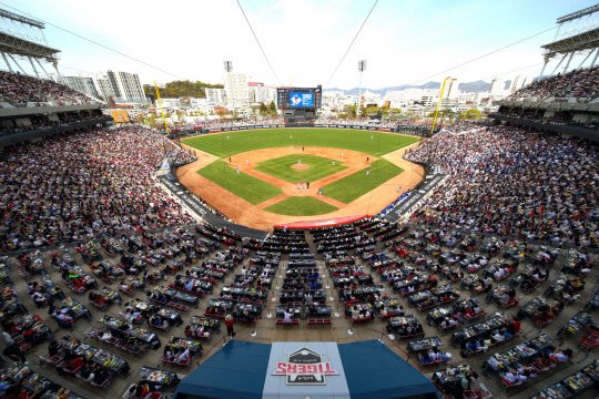 Only a couple of weeks into the season, but #KBO is off to a good start. As of today, the league is averaging close to 15k tickets sold per game. If this continues, #KBO can surpass 10m mark in attendance for the first time in its history.