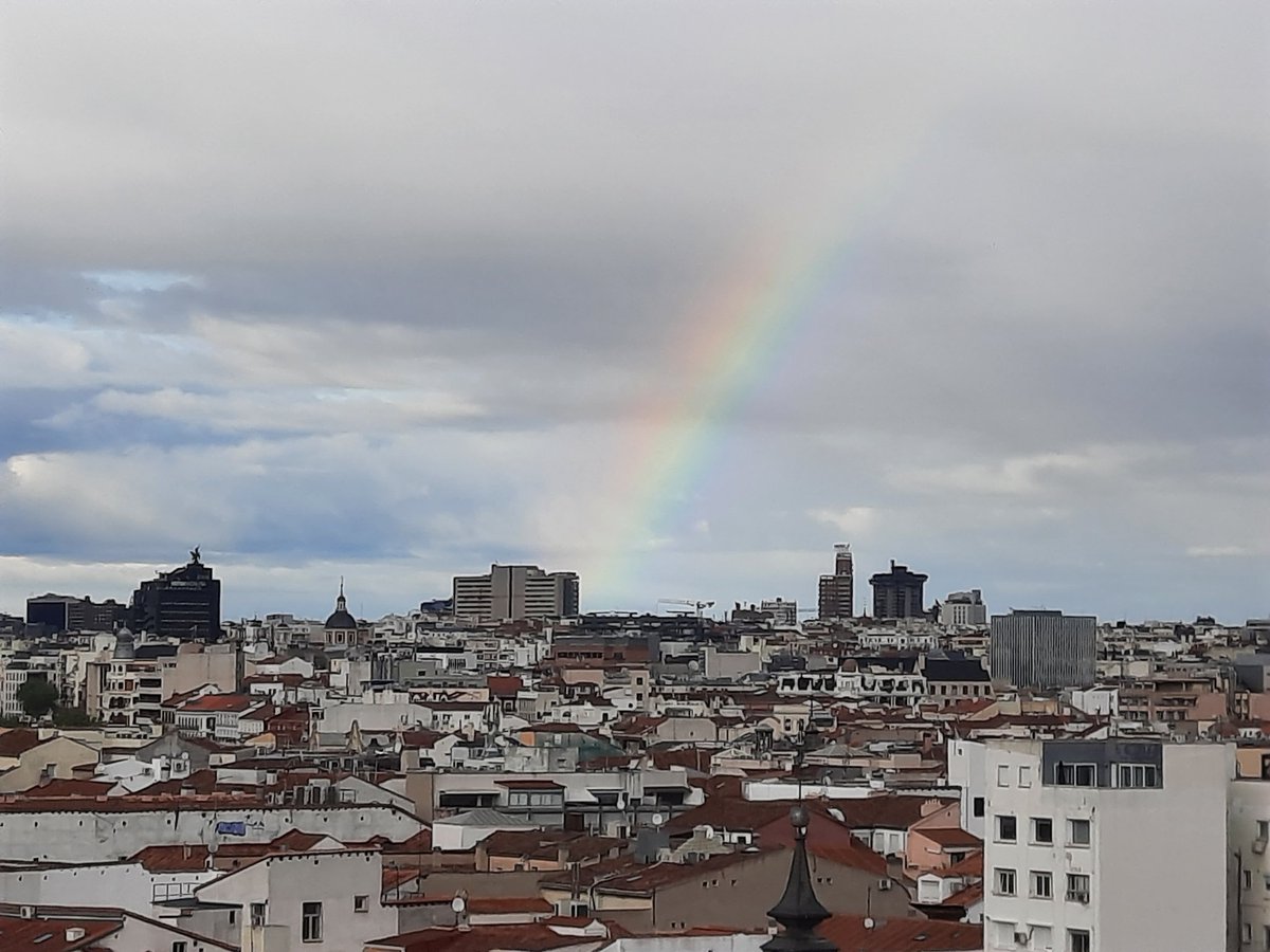 El eclipse de sol, no. Pero el cielo nos regala a esta hora este arcoiris.