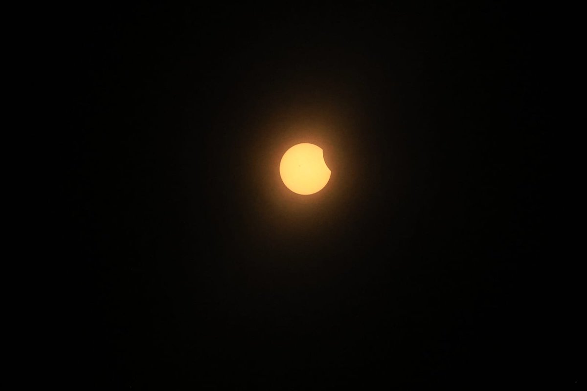 🔴 | ÚLTIMA HORA: Comienza el eclipse total de sol en Mazatlán, Sinaloa, México. 📷 Gabriel Pano