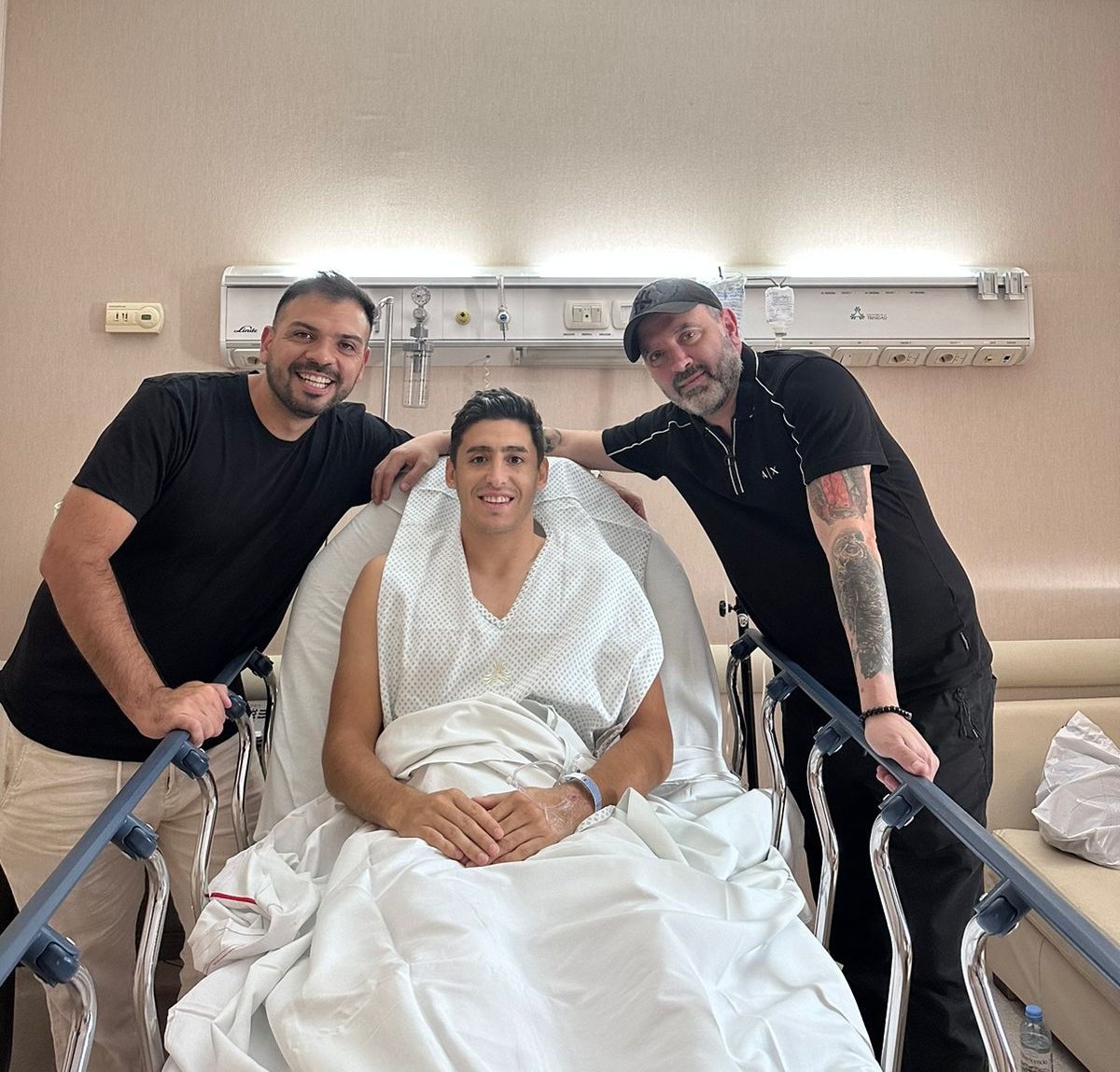 [ENFERMERÍA VERDEAMARILLA] ¡ÚLTIMO MOMENTO! 

Gastón TOGNI fue intervenido quirúrgicamente de manera satisfactoria, por la rotura del ligamento cruzado de su rodilla derecha. 

¡FUERZA, GASTÓN! 💚💛

📸: @ClubDefensayJus

#DefensayJusticia #SomosVarela #SomosDefensa