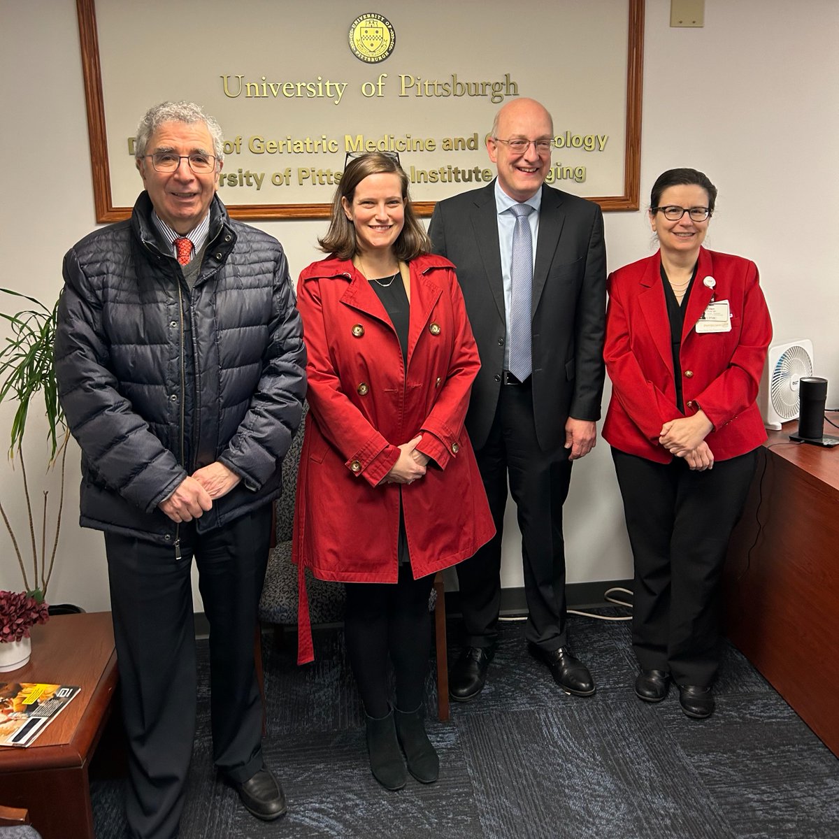 Lizzy Letter, staff director @SenateAging, visited @UPMC to discuss work we’re doing to benefit older Americans/their families. She met with clinicians and researchers, plus @UPMCHealthPlan leadership, about women's reproductive longevity, Alzheimer's care, Medicare, and more.