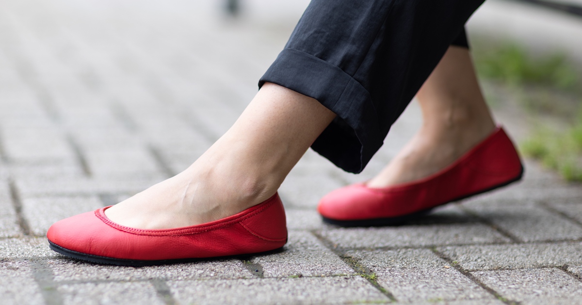 Red ballet flats add that flawless pop of color that can elevate any wardrobe. Not to mention, the world of fashion is experiencing a red shoe resurgence! ❣️Unlike traditional ballet flats, Ballerines have a wider toe box and are flexible enough to allow your feet to move the ...