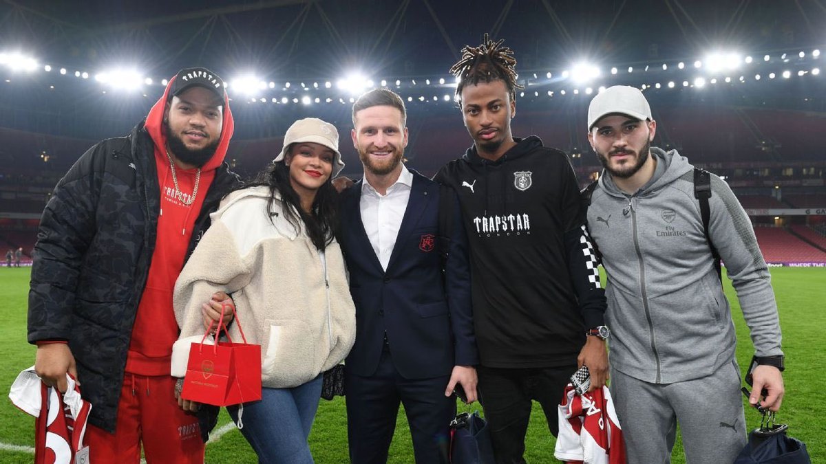OzilThings's tweet photo. Look at these glory hunters man… Rihanna was with us in the trenches https://t.co/v0VGj0uHRa
