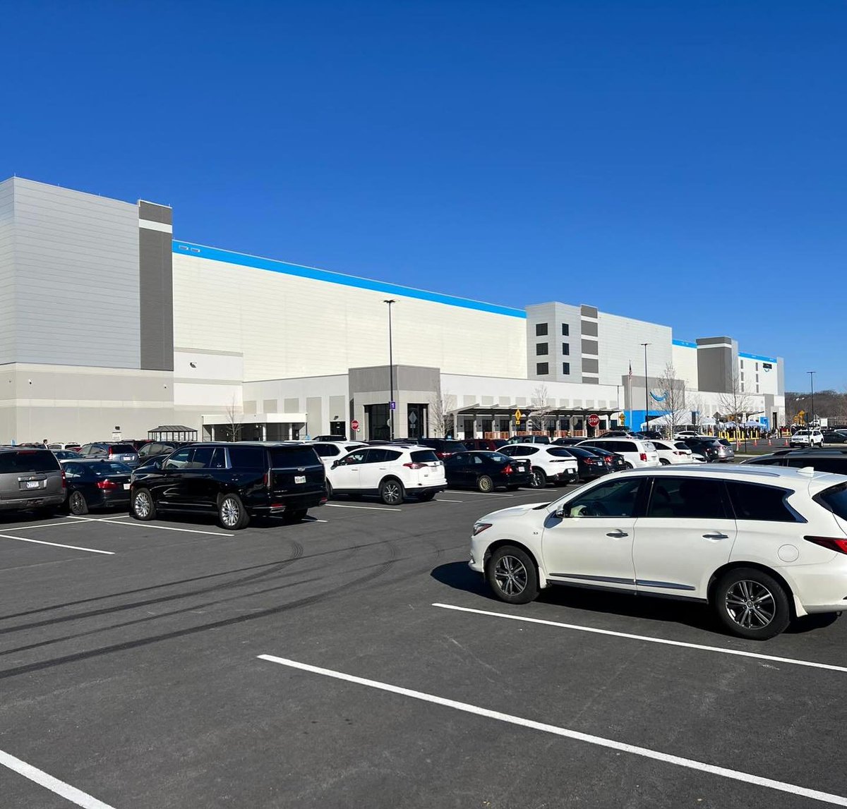 I was pleased to join Gov. Healey & Sec. Hao for the grand opening of a brand-new Amazon facility in North Andover. This new space will create 1,500+ jobs in the Merrimack Valley & provide employees with opportunities to expand their education & training to grow their careers.