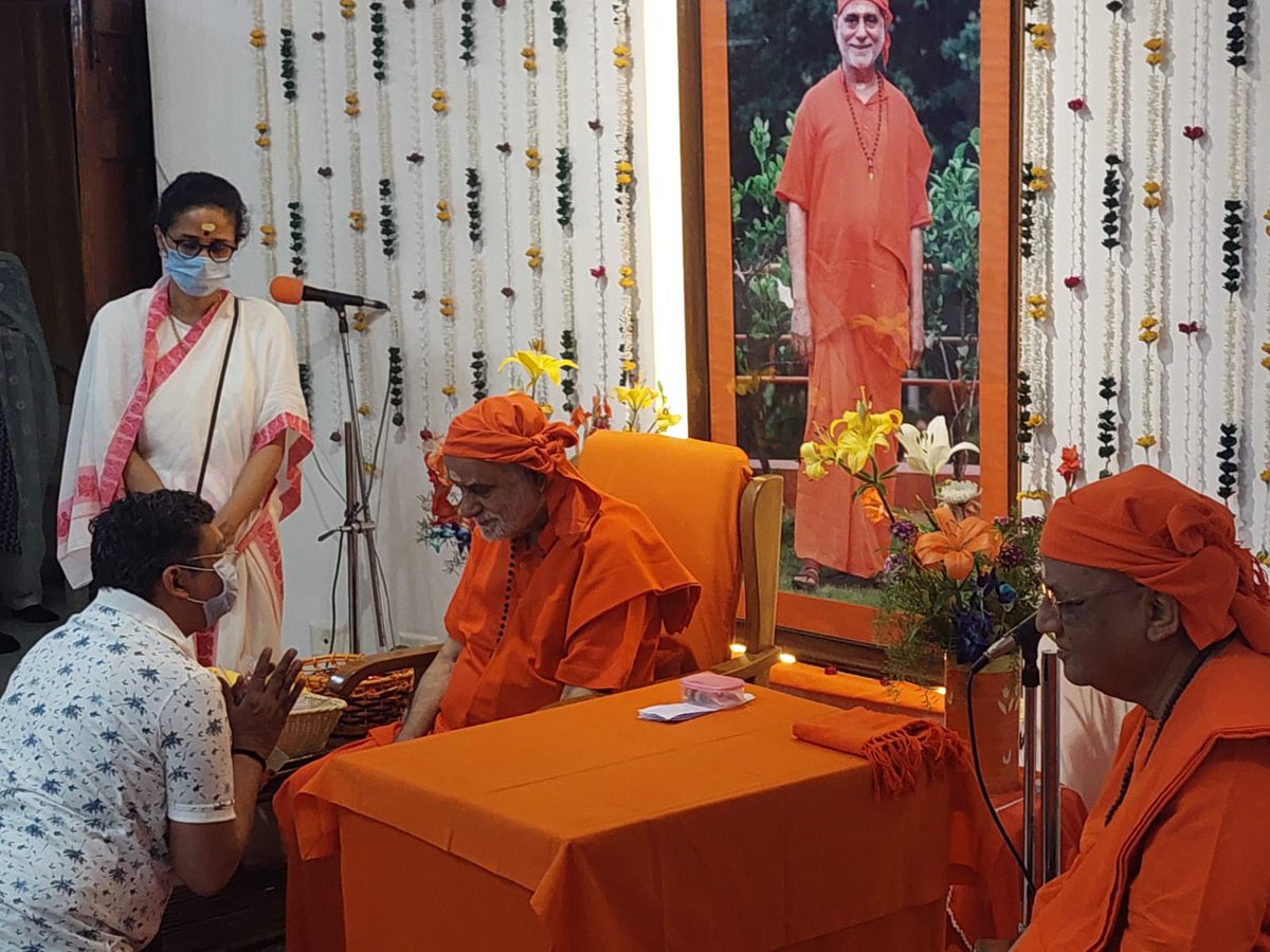 आज पूज्य स्वामी श्री #भूमानन्द तीर्थ जी के दर्शन एवं आशीर्वाद प्राप्त किया । Swami ji asked me what is the prospect of @BJP4India’s win this time ? I said very positive. He said “it will cross 400, mark my words”. #CentreForInnerResourceDevelopment He is 91 years and a