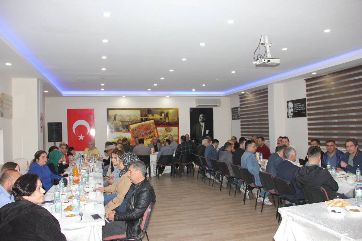 Kaymakamımız Sayın Ali SERTTAŞ, Milli Eğitim Müdürlüğü personeli ve Okul Müdürleri ile birlikte iftar yaptı. Kaymakamımız SERTTAŞ, Okul Müdürlerimiz ile iftar yaptıktan sonra sohbet edip, talep, istek ve sorunlarını dinledi.