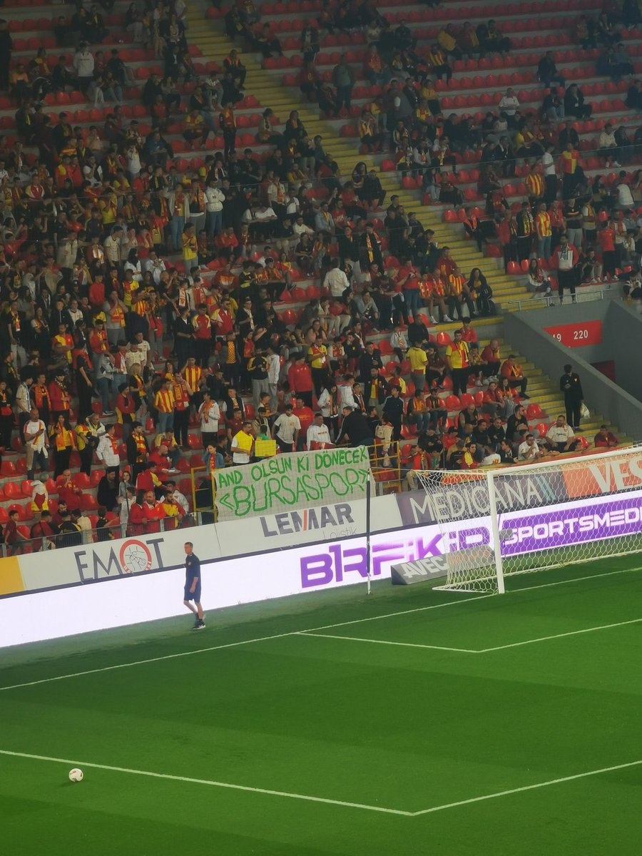 Göztepe tribünleri, bugün oynanan Erzurumspor maçında “And oldun ki dönecek!” pankartı açarak Bursaspor tribünlerini selamladı.