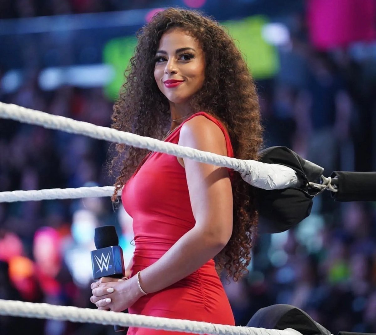 Ring announcer Samantha Irvin ruled @WrestleMania last night & her emotional final announcement was awesome! She was featured on camera-ring center-that was a smart production move & she was just brilliant! Her timing, pace, drama, energy was perfect! @SamanthaTheBomb @WWE