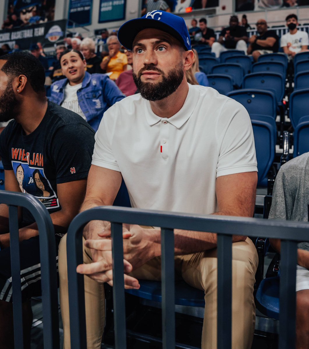 Happy Birthday, Matt Suther! 🎉🎈

2️⃣0️⃣ Years of @MokanBasketball 
3️⃣ Years of #LinkAcademy

Grateful for his intense desire to mentor and provide opportunities for those deserving of such.  He’s a 𝙍𝙀𝘼𝙇 1️⃣.
#FamilyIsntAlwaysBlood 

📸: @CrtvDawson