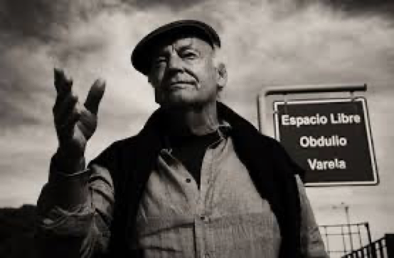 “La carità è umiliante perché si esercita verticalmente e dall’alto; la solidarietà è orizzontale e implica rispetto reciproco.”

#EduardoGaleano
#Montevideo, #3settembre 1940
#Montevideo, #13aprile 2015