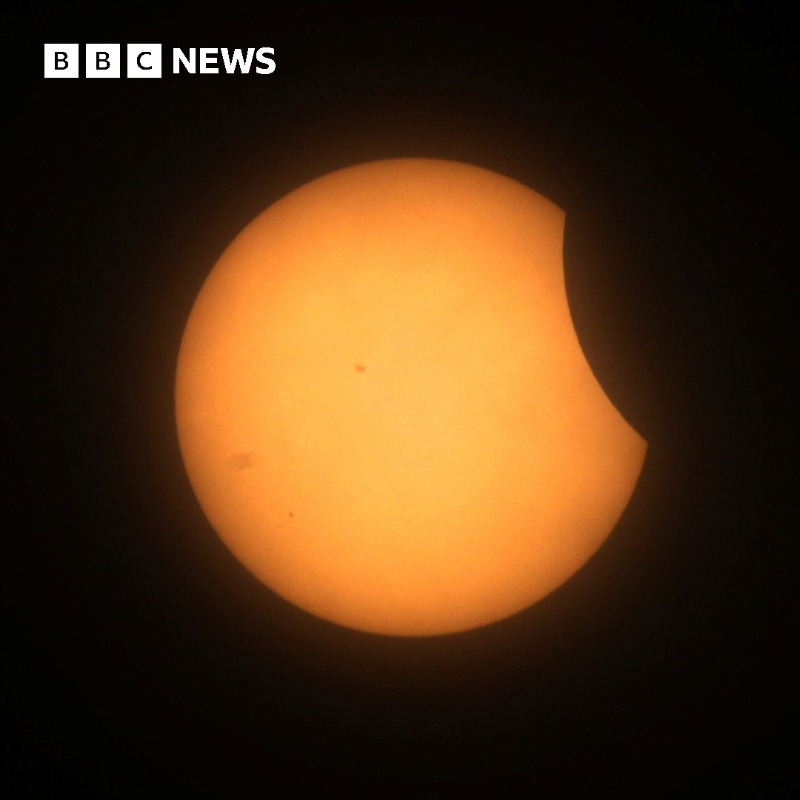 Mexico gets first glimpse of rare solar eclipse Follow live as the total solar eclipse roll over Mexico, 13 US states and Canada ⬇️