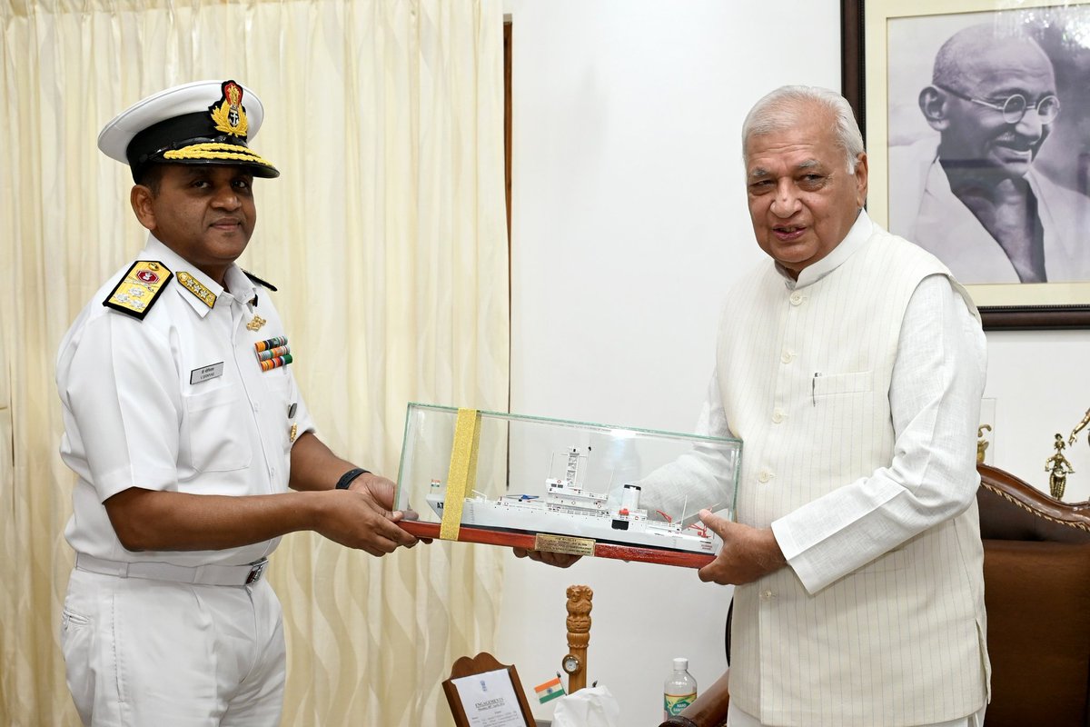 Vice Admiral V. Srinivas AVSM,NM Flag officer commanding in chief, Southern Naval Command, Kochi called on Hon'ble Governor Shri Arif Mohammed Khan at Kerala Raj Bhavan: PRO KeralaRajBhavan @indiannavy @DefencePROkochi @DefencePROTvm