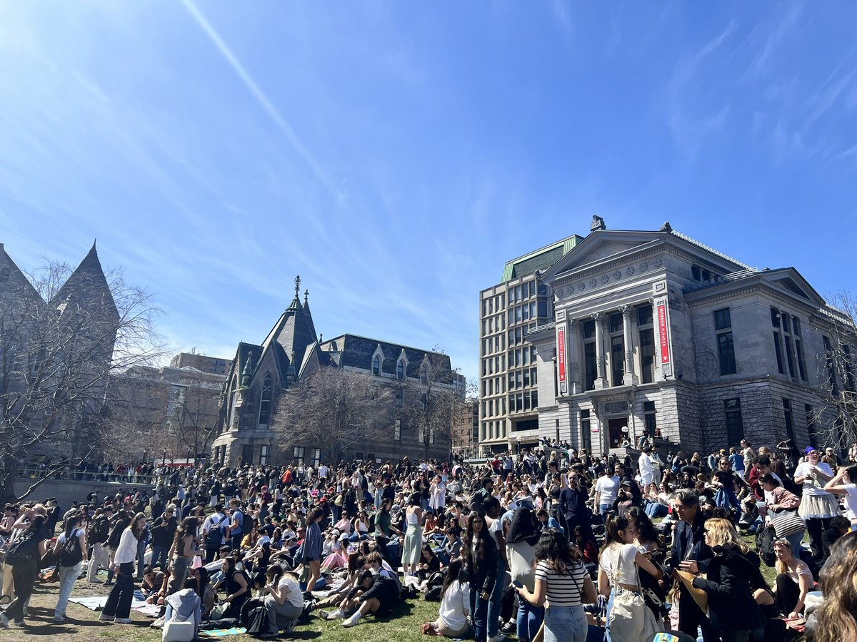 What a perfect day for an eclipse! 🤩🌚 @TSIMcGill @McGillScience