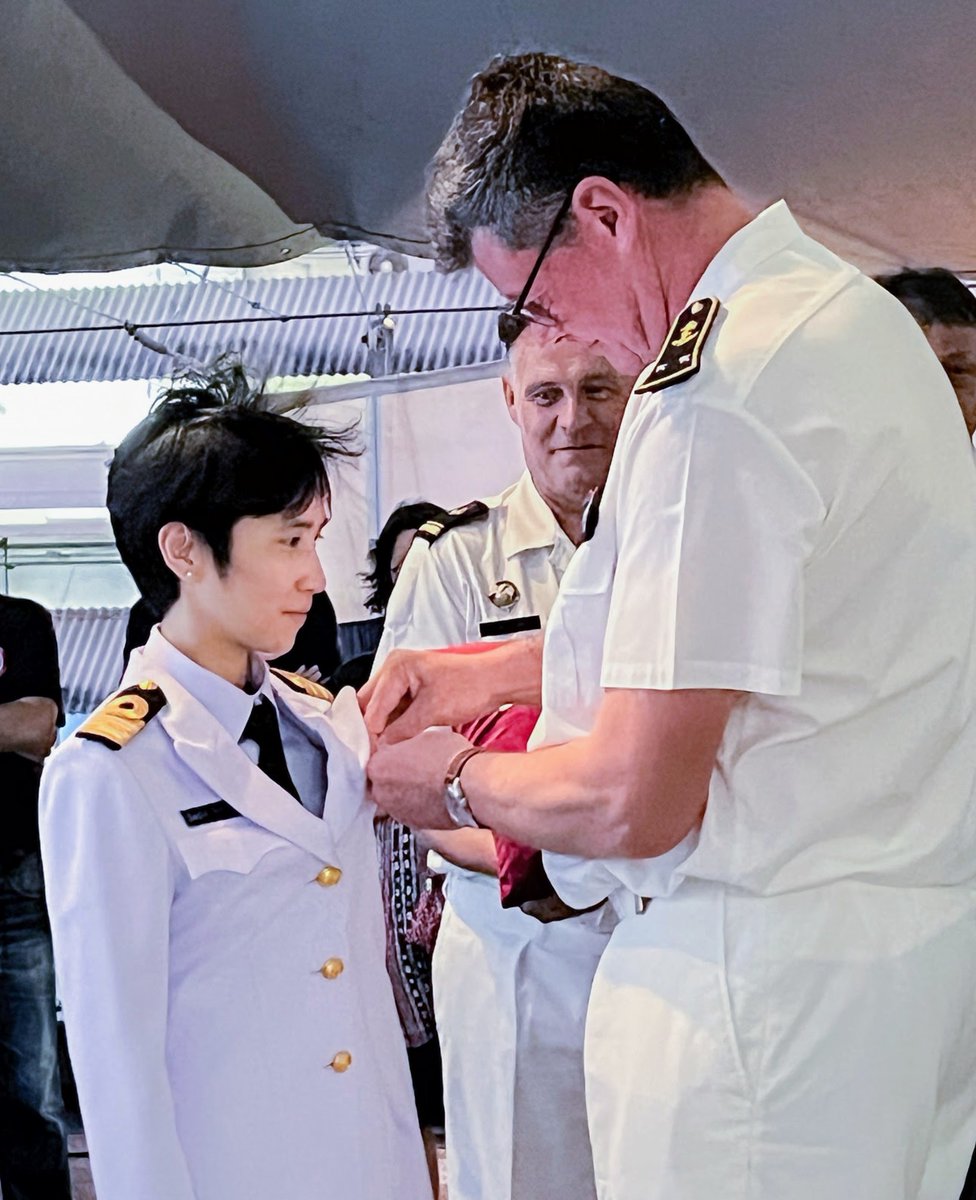 Remise de la médaille de la défense nationale à des officiers de la Royal Thay Navy à bord du #Vendémiaire en escale à #Bangkok en reconnaissance de leur engagement pour la coopération FRA-THA 🇫🇷🇹🇭
