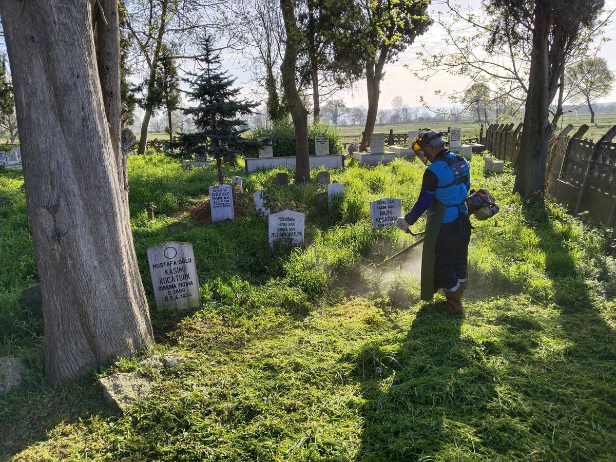 Ramazan Bayramı öncesi mezarlıklarımızın temizlik ve bakım çalışmalarını da tamamlıyoruz. 🚮♻️🧹 Dualarımız bir Gönüllerimiz bir 🕌💚