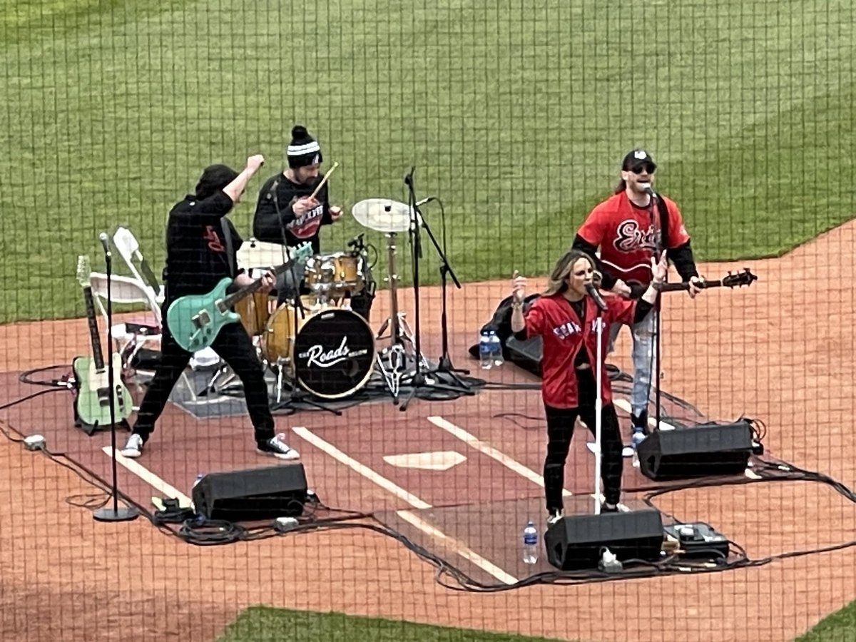 Katie Linendoll and her band have started entertaining the crowd. Plenty of time to get to UPMC Park for the concert and the eclipse. @KatieLinendoll