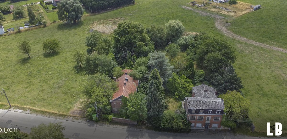 Verlaten lagere school met uitgebreide directeurswoning onthult het verhaal van ruimtegebrek en dorpskrimp. De toekomst van dit mysterieuze pand blijft een vraagteken. #urbex #lostbuildings #urbandecaynaked #neverstopexploring