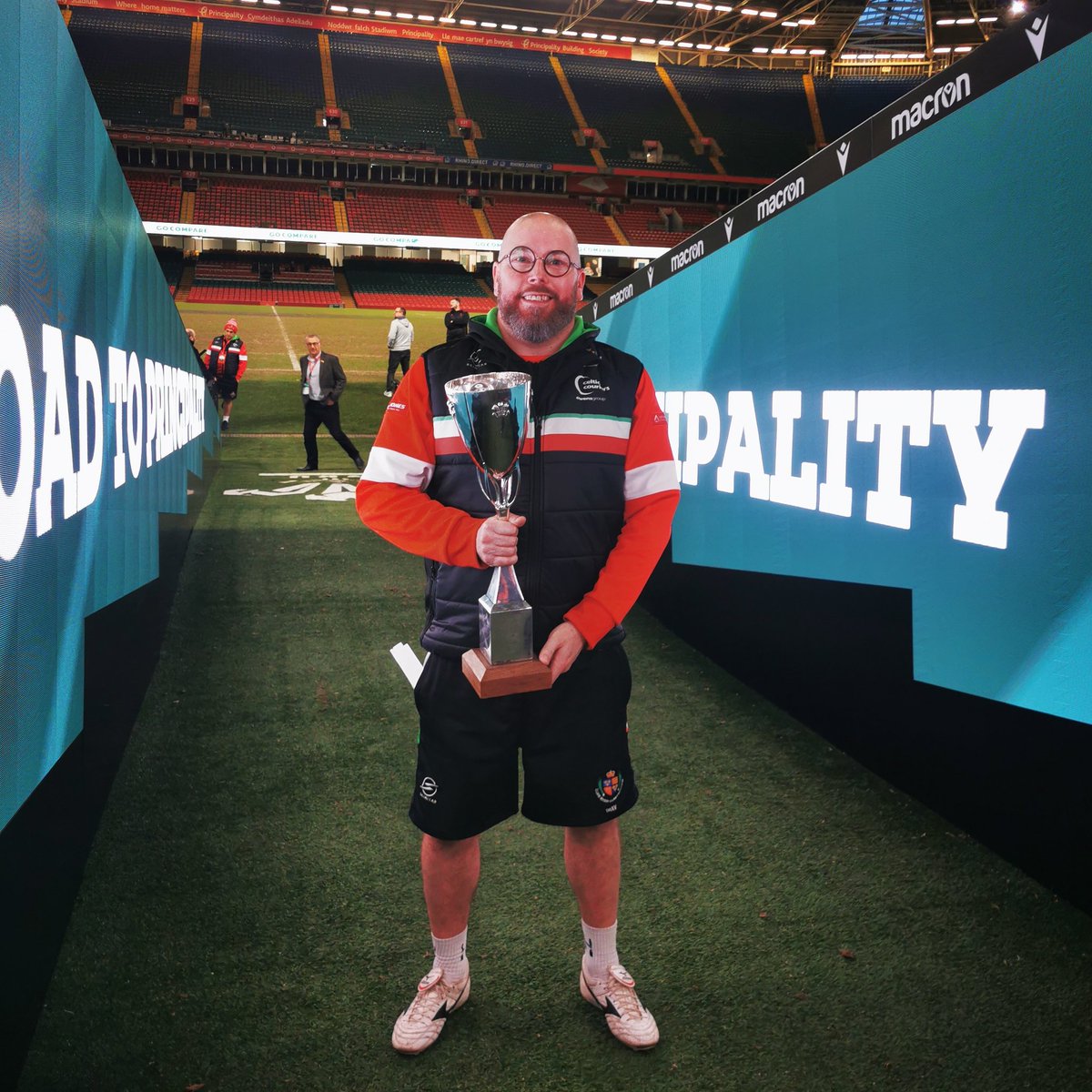 Still smiling!
Chuffed to get my hands on the famous old Welsh Cup aka the Schweppes, Swalec, Konica Minolta Cup 🏆 Just watched it back - thanks @philsteele1
for the kind words about me on comms 🎤♥️
#YmlaenyPorthmyn #UppaDrovers #Ilovethisgame

#NewProfilePic