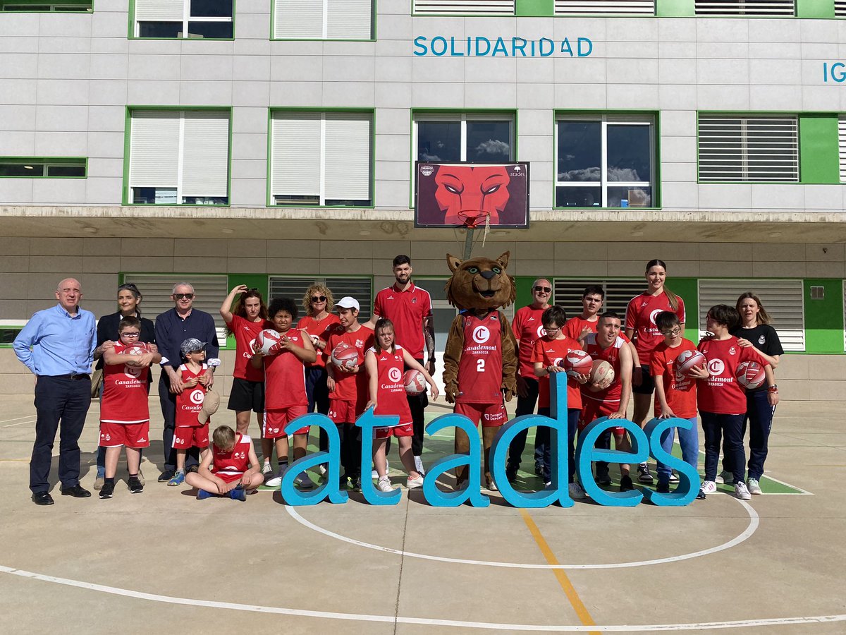 🥰Una visita muy especial a @somosatades de nuestros jugadores @santiagoyusta y @nereahermosa_ 🏀 Noticia completa en web‼️ fundacionbasketzaragoza.net/es/news/una-vi…