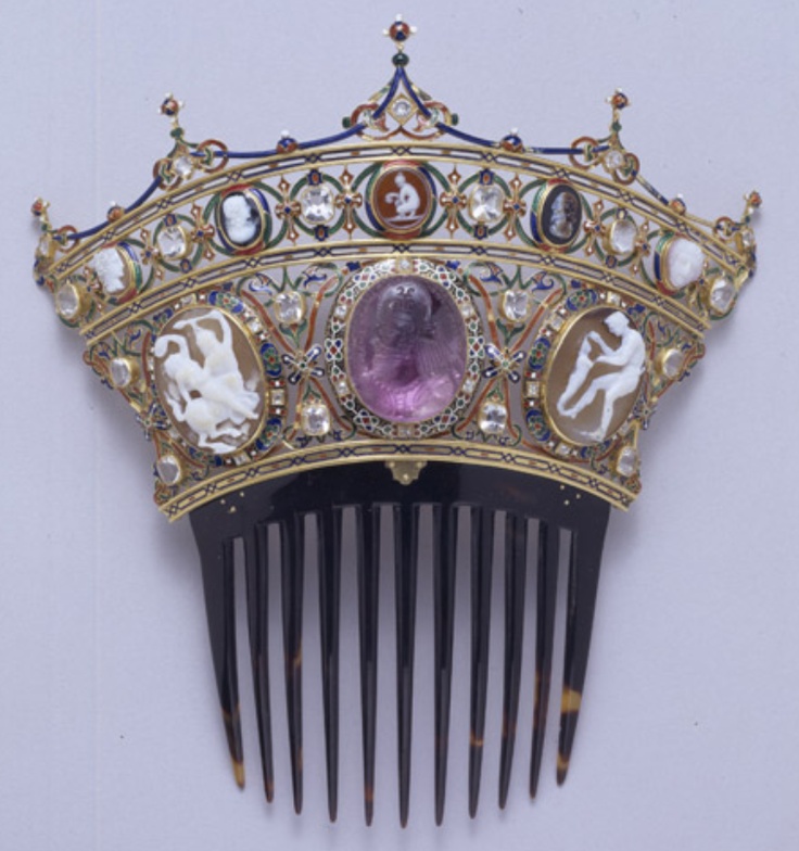 The Devonshire Parure comb made by C.F. Hancock in 1856 with an amethyst seal of Wahram I (273-276) in the middle. 'Wahram Kirmanshah, son of the Mazda-worshipping Majesty Shapur, king of kings of the Iranians and non-Iranians, from the lineage of the gods' مهر بهرام اول