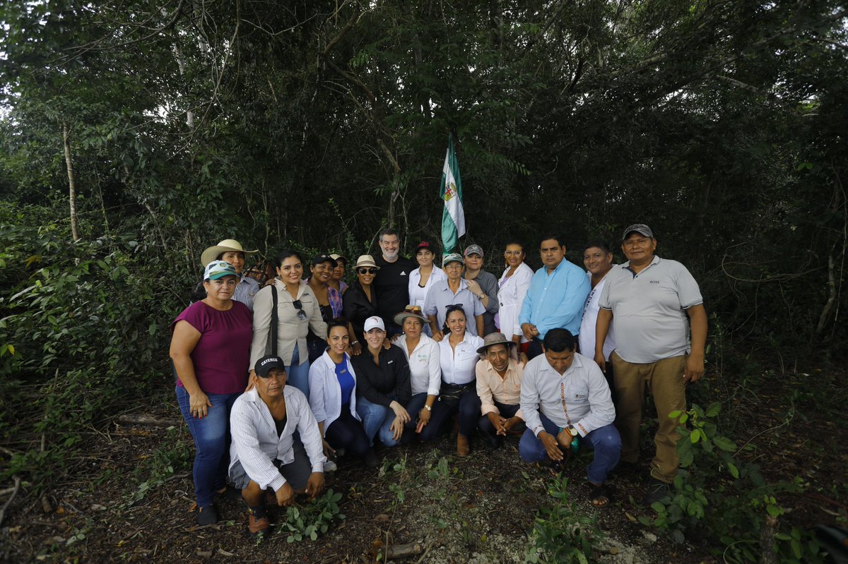 La comitiva de asambleístas llegó hasta el punto georeferencial donde nace Santa Cruz, segun la ley de 1914.

Un hito histórico, que marca el lugar donde empieza Santa Cruz.

Preservar, conocer y hacer respetar la historia de nuestra gente es nuestra obligación y prioridad.