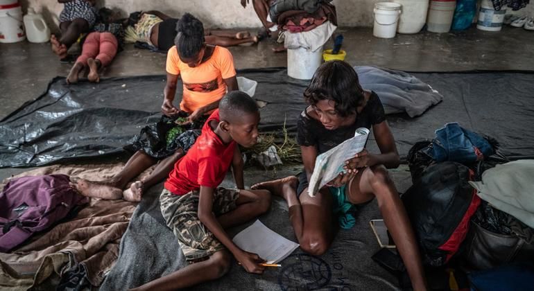 Haiti: Children are suffering not just from a lack of schooling but also through witnessing violence, @UNICEF warned. “The situation is desperate for children” - @BrunoMaesUnicef See how the UN is responding to the worsening educational crisis: buff.ly/3JaOmyl