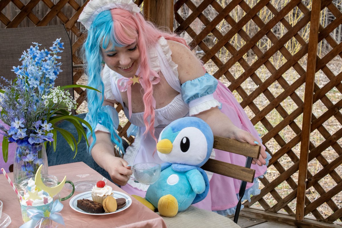 🌟🌟🌟
A few weeks ago we did a little tea party photoshoot with my Little Twin Stars maid café outfit. Featuring real desserts and pretend tea 😁
Now, I'm getting ready to watch the solar eclipse! Anyone else excited for this astronomical event??

Photo by Dakota Harlow
#cosplay