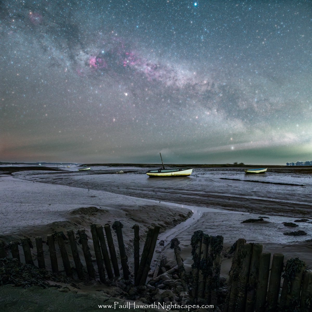 ✨Time and Tides✨ Small boats left beached as the tide went out at Brancaster Staithe, Norfolk, with the Cygnus Milky Way overhead. #astrophotography #nightscape @StormHour