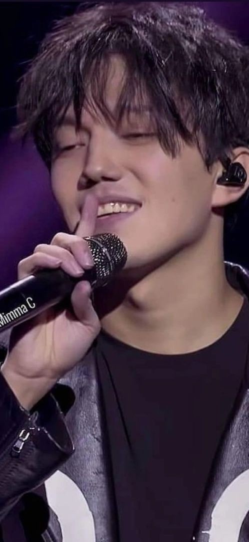 @Helendear007 Dimash builds his performances by creating a contrast between low and high notes, this arouses admiration for his vocal abilities. #WhenIveGotYou #DimashConcertBudapest KAZAKH NIGHTINGALE