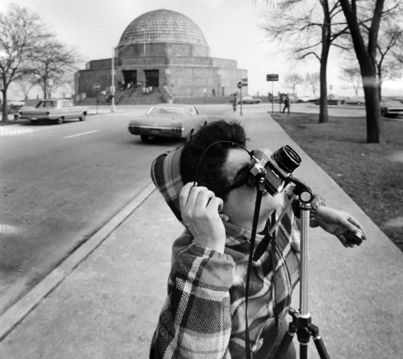 Gil Guerra photographs the solar eclipse on March 7, 1970, near the Adler Planetarium in Chicago. (Walter Neal/Chicago Tribune) #ChicagoHistory ☑️