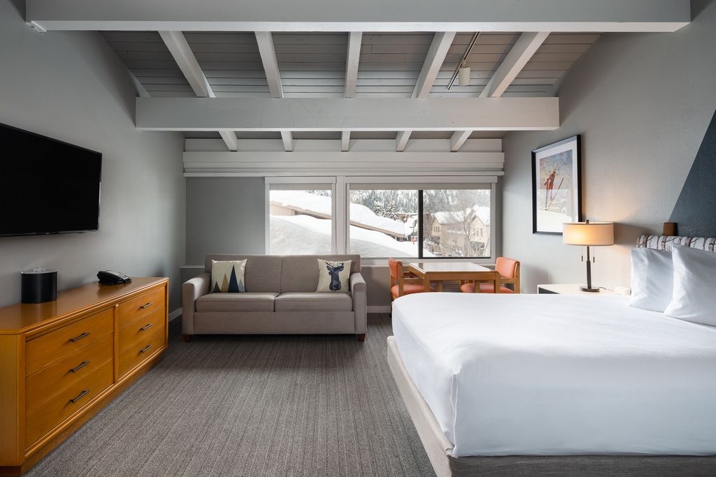 TamarackLodge1's tweet photo. Stretch Out &amp; Relax at Tamarack Lodge!  ☀️

This stunning one-of-a-kind suite offers ample space for everyone to gather and relax after a day of adventure.

Book your summer getaway today! https://t.co/qcLeniL7FE