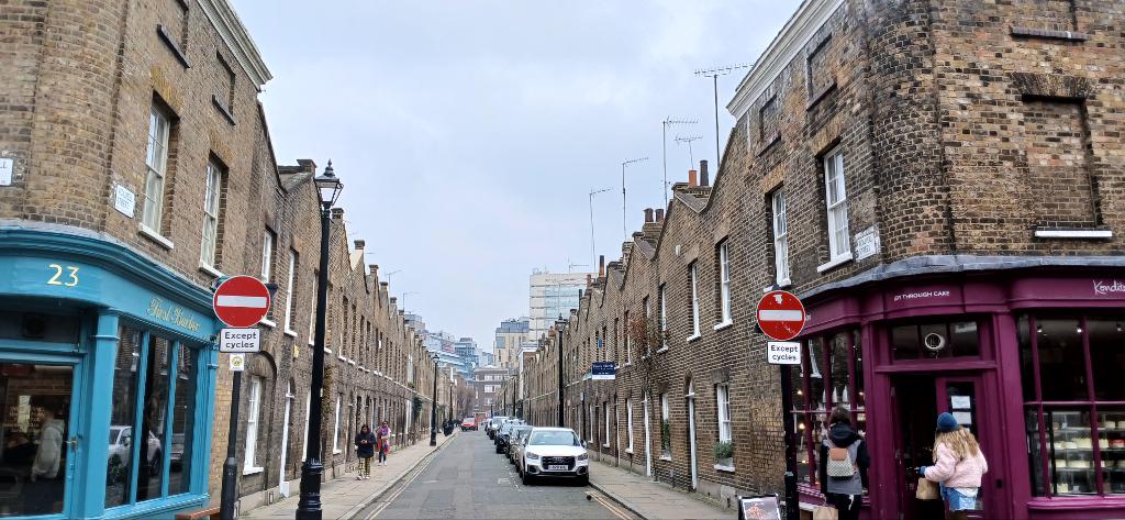 Roupell Street Conservation zone in Waterloo. The architect of the #Tardis, the designer of the #Daleks, and the 25th #DoctorWho anniversary all coverge here. londonguidedwalks.co.uk/guidedwalk/doc…