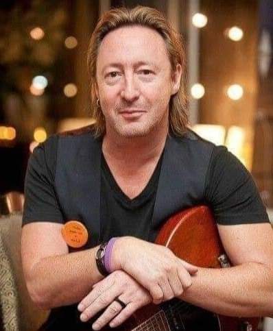 #UnDíaComoHoy 🎶🎂
Hoy cumple 61 años Julian Lennon. Es el hijo primogénito de John Lennon, y el único hijo del matrimonio con Cynthia Powell. #Musica #Los80s