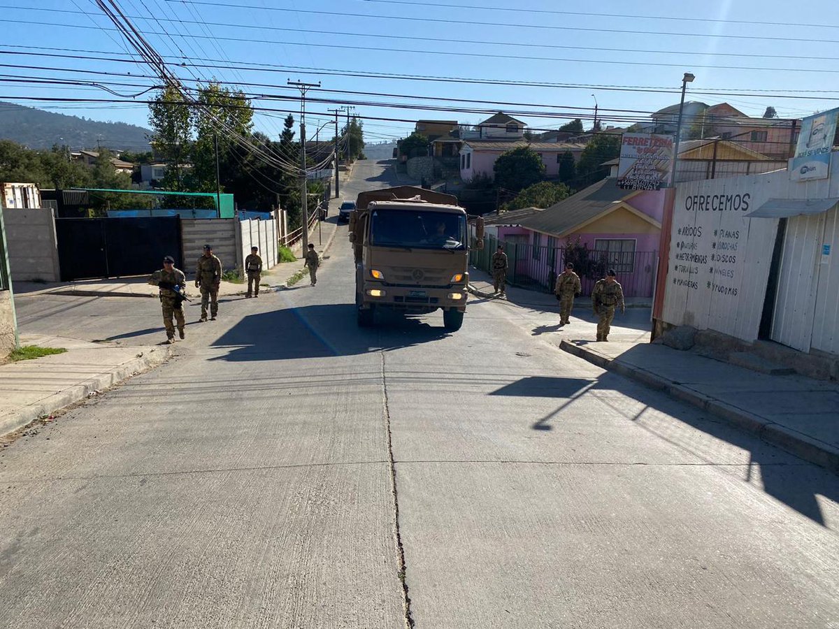 El trabajo del #EjércitoDeChile en la Región de #Valparaíso, aun no cesa. Los efectivos continúan realizando patrullajes preventivos en #Quilpué, #VillaAlemana y #Valparaíso y brindando seguridad a distintos operativos municipales.
#EjércitoTeCuida