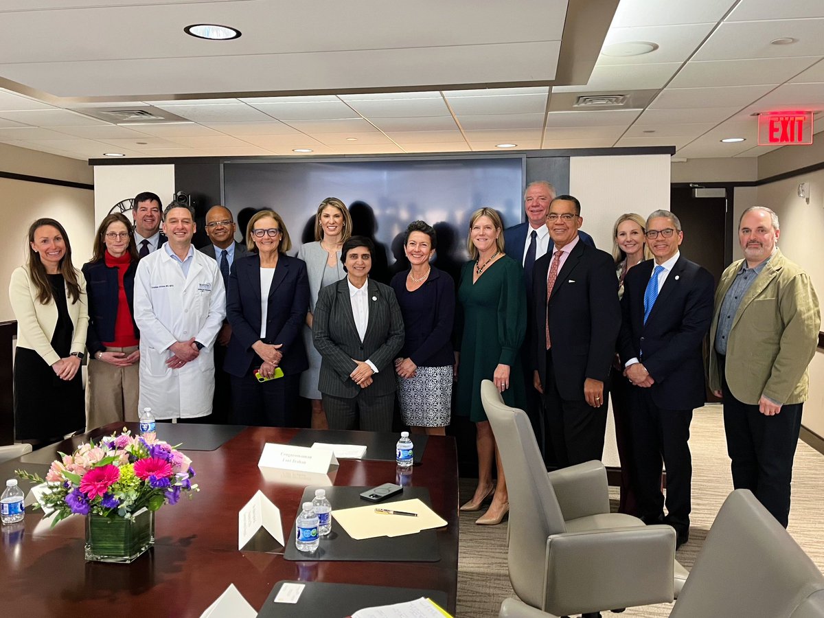 Working families depend on local hospitals like @LawrenceGenHosp, @LGHWELL & @umassmemorial for high quality, affordable care. Today, I hosted a discussion with @MassHHS Secretary Kate Walsh and stakeholders about the importance of supporting these facilities and their patients.