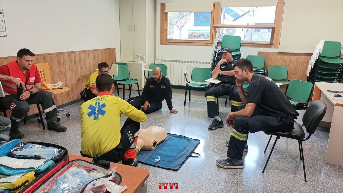 Bombers (@bomberscat) on Twitter photo Aquest matí, al parc de Sort, #bomberscat hem fet una nova jornada de pràctiques sanitàries conjuntes amb el
<a href="/semgencat/">SEM. Generalitat</a>.
Està previst que, aquesta setmana, es facin també als parcs de Tremp, Ponts i la Seu d'Urgell. Aquest matí, al parc de Sort, #bomberscat hem fet una nova jornada de pràctiques sanitàries conjuntes amb el
<a href="/semgencat/">SEM. Generalitat</a>.
Està previst que, aquesta setmana, es facin també als parcs de Tremp, Ponts i la Seu d'Urgell.