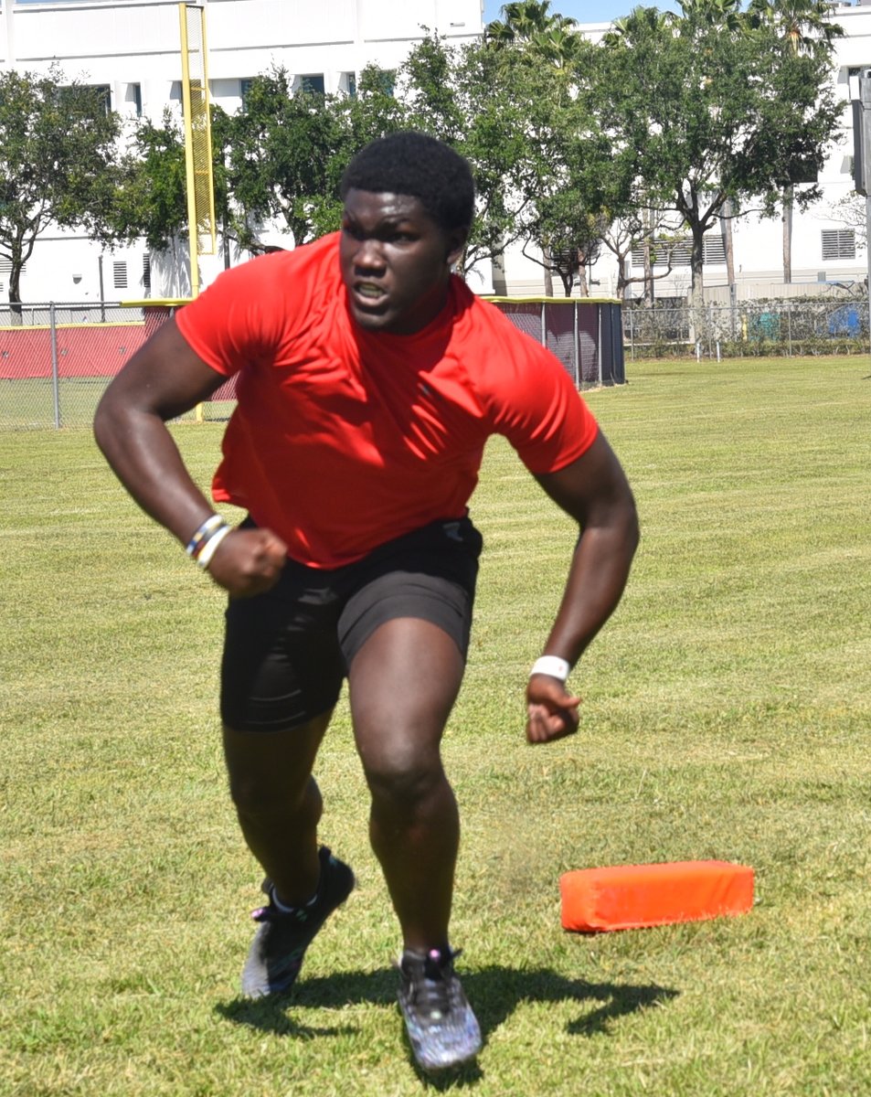 JackSwain100's tweet photo. Monarch 25' 4* 6'4 240lbs DE Romando Johnson @Romabdo1k  26' DT 6'5 290lbs Nyreeke Brown @NyreekeBrown putting in work, getting ready for spring season. #BagSeason https://t.co/UC9w2NJVKs