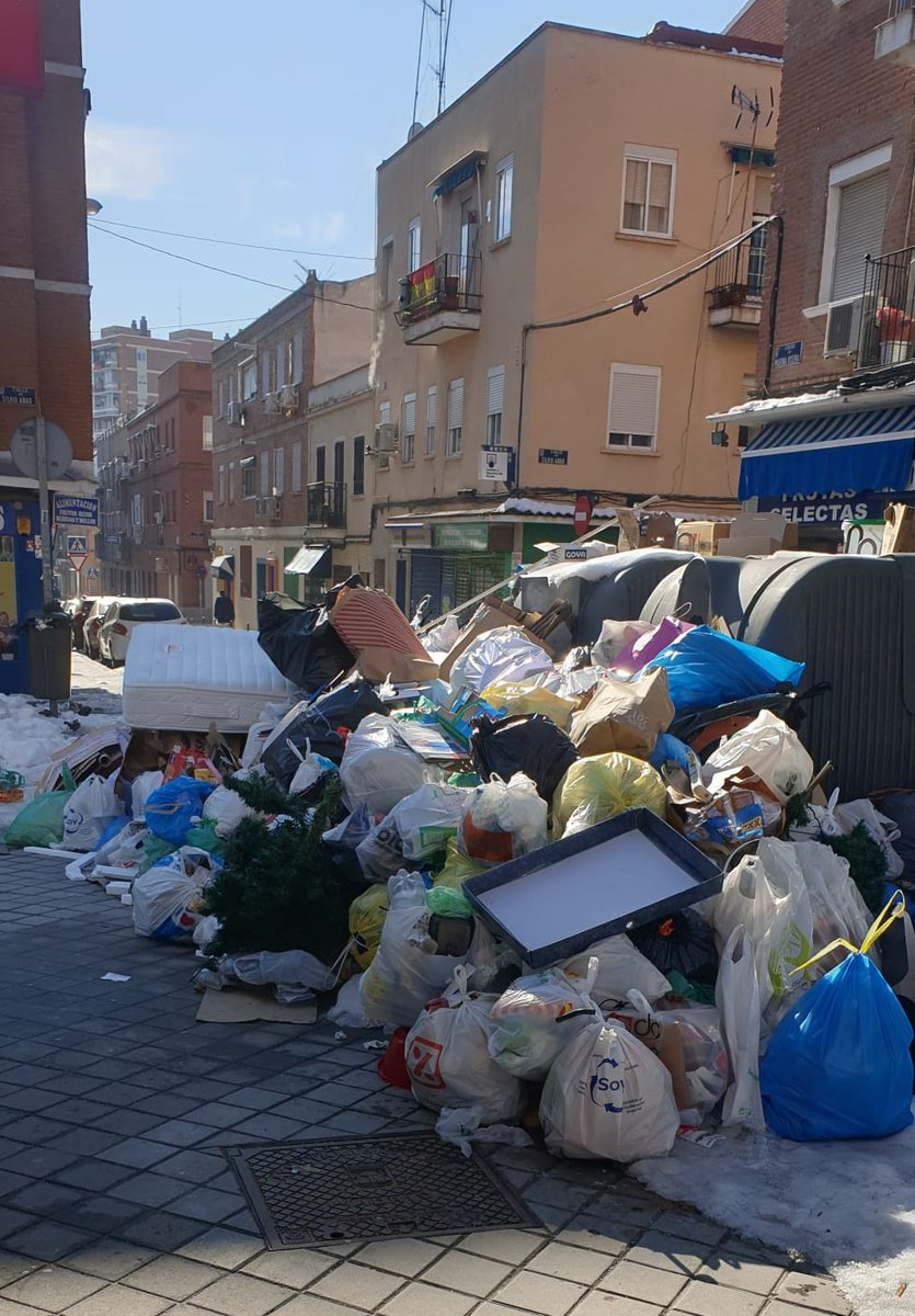 Como si las vecinas y vecinos de Usera no supiéramos que hay calles (Silvio Abad por ejemplo), donde no se recoge la basura adecuadamente. Y sin necesidad de pagarle un pastón a la contrata por un juguete caro. Recojan y déjense de gaitas.