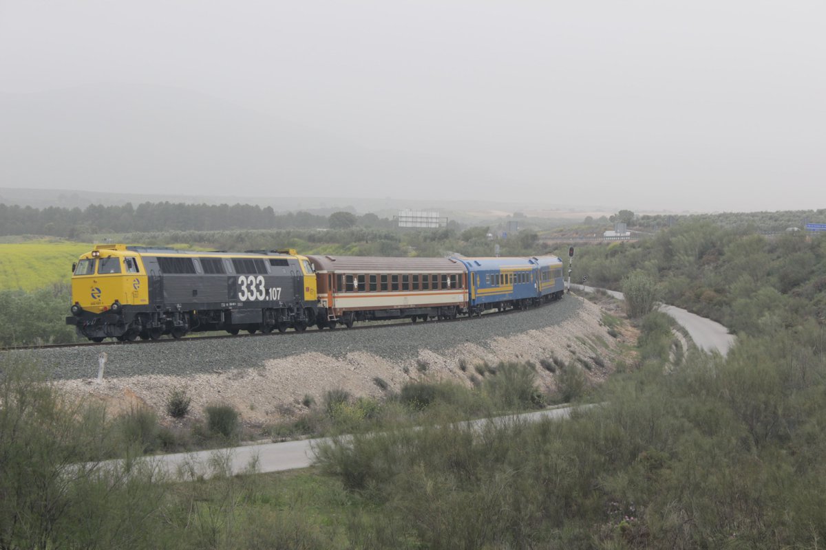 Es impresionante ver de nuevo una clásica locomotora 333 en Granada. Este fin de semana, el Estrella Alhambra, #TrendelosOchenta de la @AAFMadrid, ha llegado a la estación de Andaluces. 📸Imágenes tomadas en diferentes puntos de las líneas Linares Baeza-Almería y Moreda-Granada