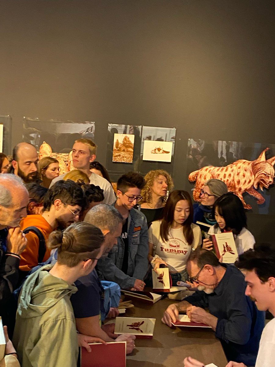 sellerioeditore's tweet photo. Quant’è bello vedere l’affetto dei lettori! Lorenzo #Mattotti e Bernardo #Zannoni firmano “I miei stupidi intenti” in occasione della mostra appena inaugurata da #Squadro a #Bologna https://t.co/5ozxPHMabY